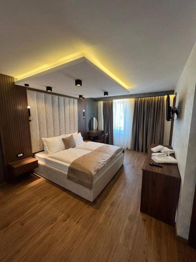 Hotel Palace San Valentino Umag Bagian luar foto