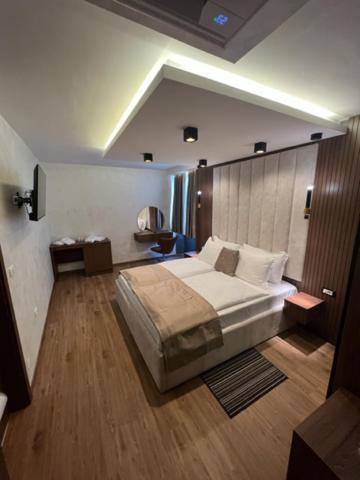 Hotel Palace San Valentino Umag Bagian luar foto